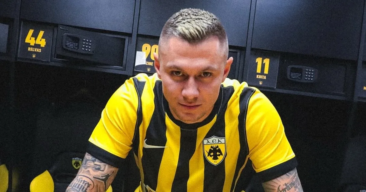 Олександр Зубков у формі АЕКа на полі