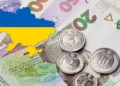 Пенсіонер отримує документи в органі соцзахисту