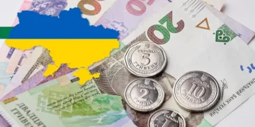 Пенсіонер отримує документи в органі соцзахисту