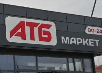 Полиці українського супермаркету з товарами