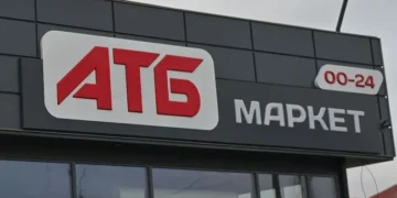 Полиці українського супермаркету з товарами