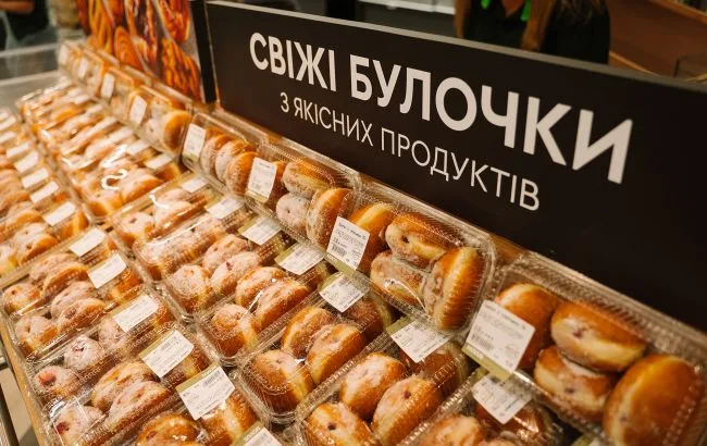 Полиця з яйцями у супермаркеті