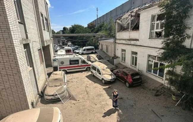 Пошкоджена лікарня внаслідок обстрілу в Україні