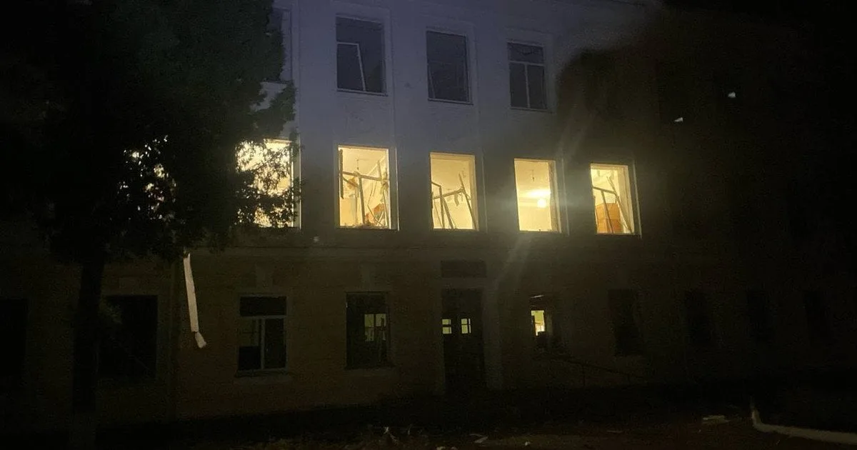 Пошкоджена школа після нічного удару дронами