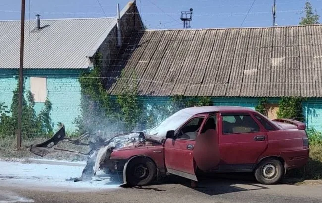 Пошкоджений цивільний автомобіль після удару дрона