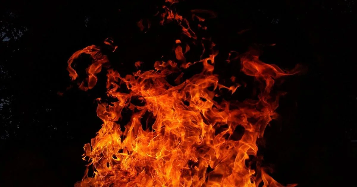 Пожежа після удару дрона в місті