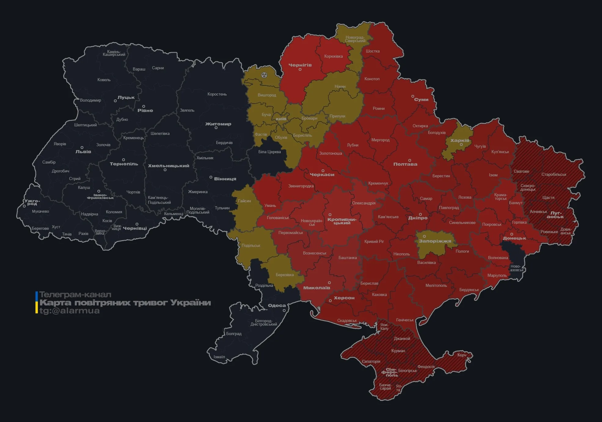 Пожежа після влучання ракети в місті