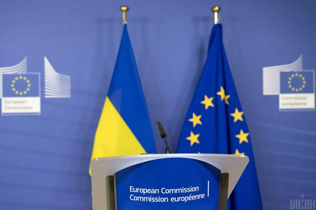 Прапори ЄС та України на тлі будівлі парламенту