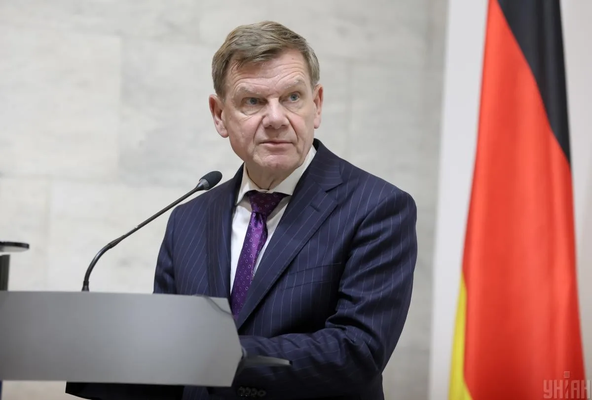 Прапори країн G20 на тлі перемовин
