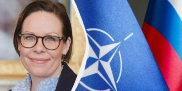 Прапори НАТО на тлі європейської будівлі