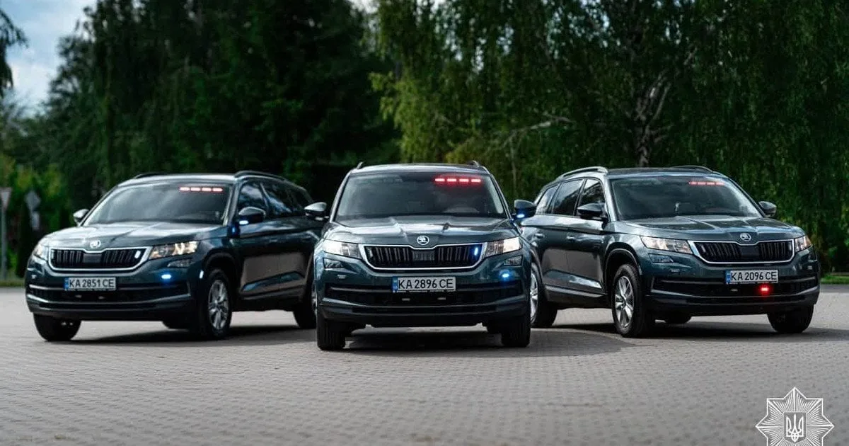 Прихований патрульний автомобіль на трасі