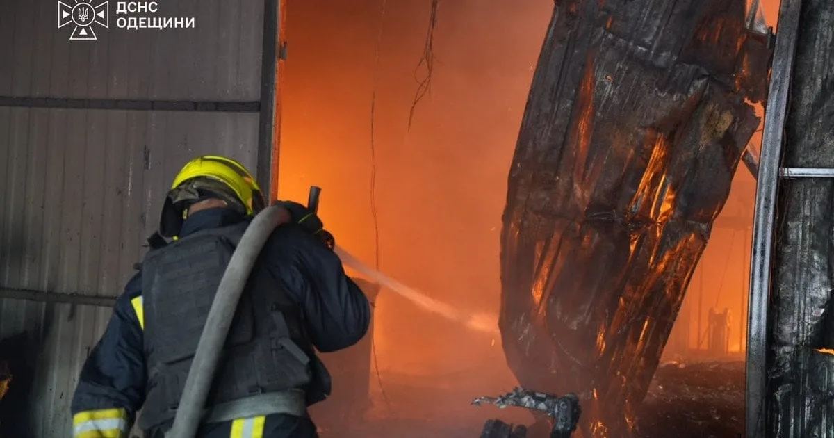 Рятувальники гасять пожежу після удару по Одещині