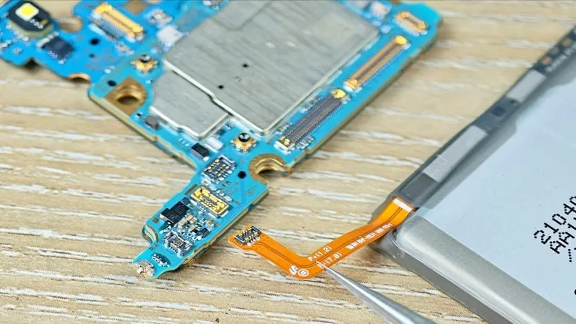 Розібраний Samsung S21 з відкритими компонентами