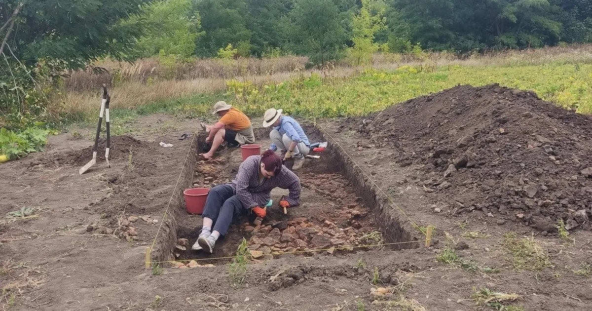 Розкопки фундаменту давнього житла на городі