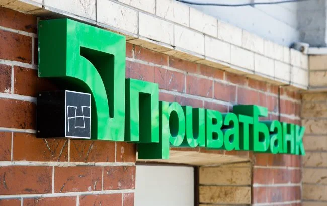 Смартфон із банківською карткою під час платежу