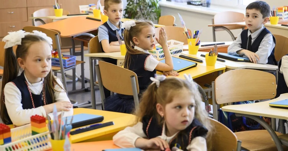 Тарілка з шкільним обідом у їдальні