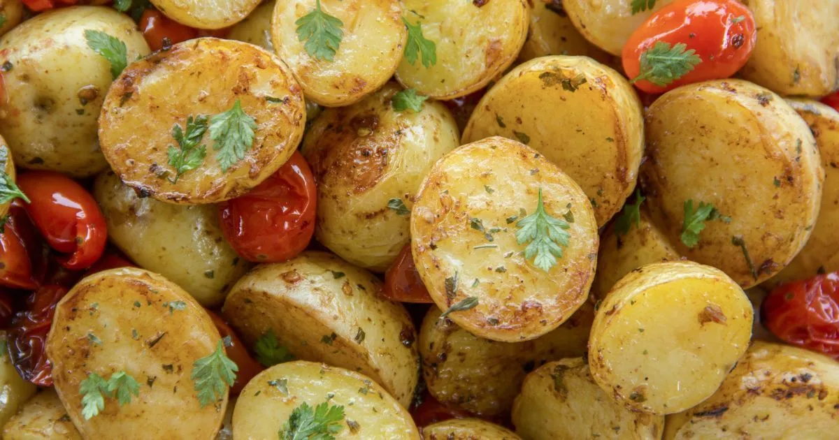 Тарілка з солоними продуктами ввечері
