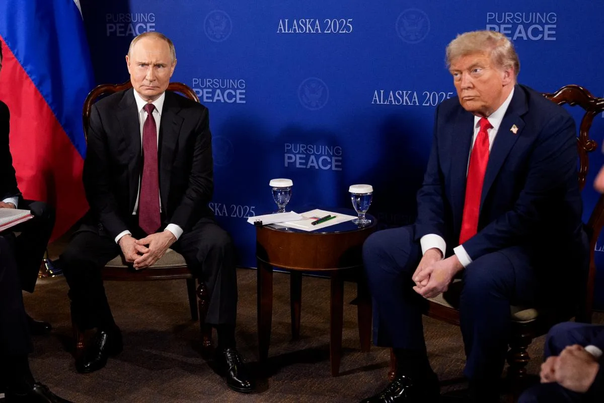 Трамп та Путін на тлі прапорів під час перемовин