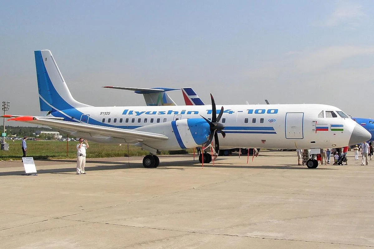 Турбогвинтовий літак на злітній смузі авіазаводу