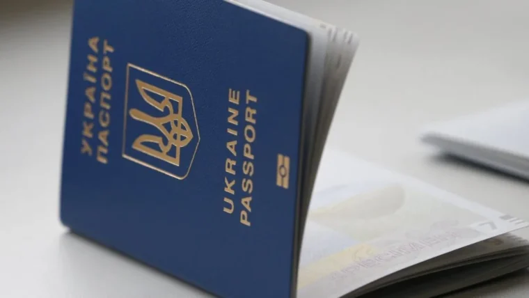 Чому паспорт-книжечка без нового фото не завжди стає недійсним під час війни