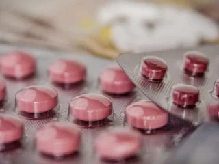 Чому поєднання ібупрофену з іншими ліками так часто закінчується лікарнею