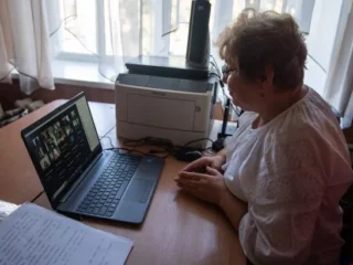 Як уряд утримує вчителів у прифронтових школах через щомісячну доплату 2600 гривень