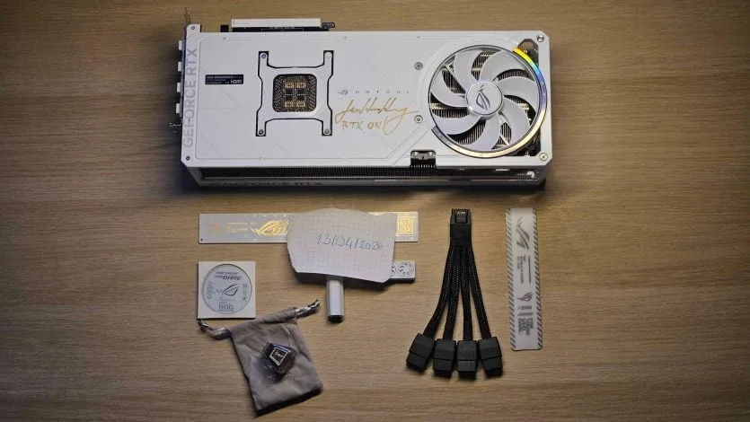 Відеокарта ASUS ROG Astral білого кольору на столі