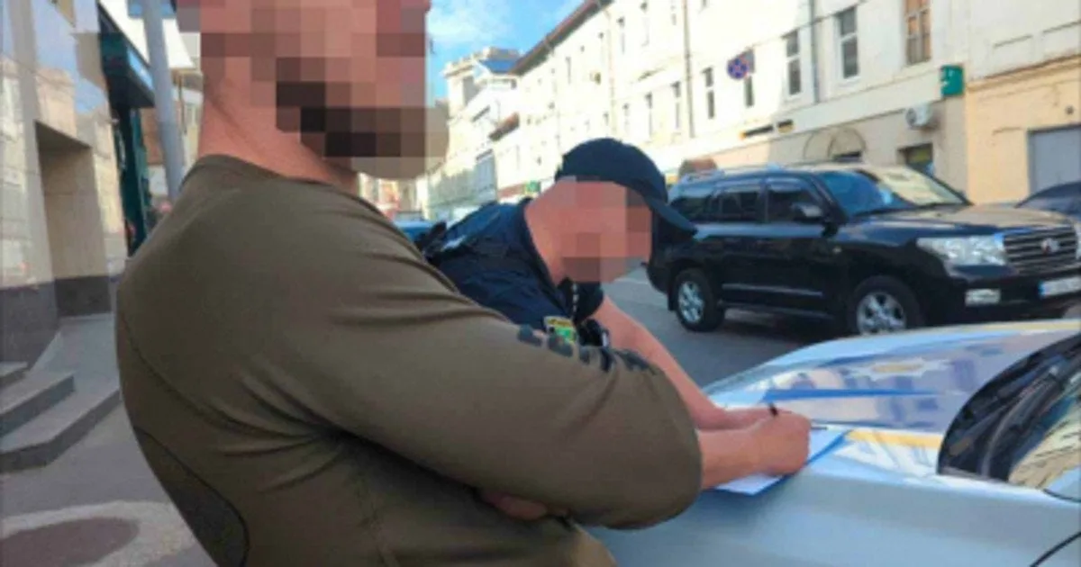 Військовослужбовець стоїть біля автомобіля на блокпосту