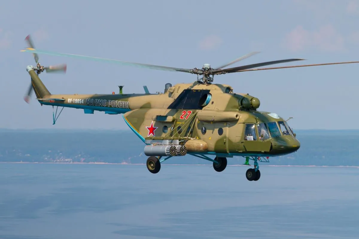 Військовий гелікоптер Мі-8 у польоті над кордоном