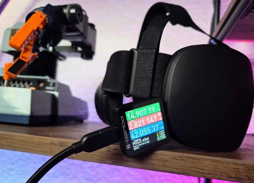 VR-гарнітура Steam Frame на підставці