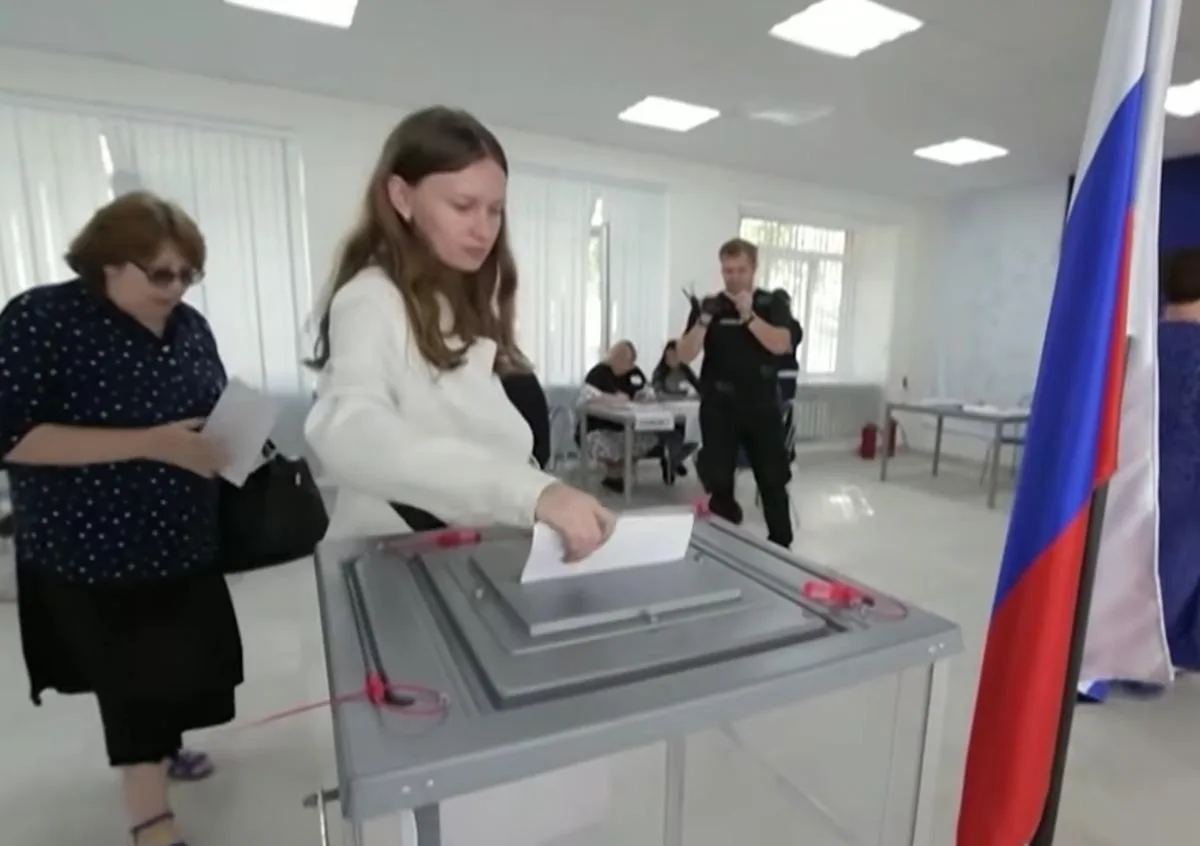Виборча дільниця під час голосування в Росії