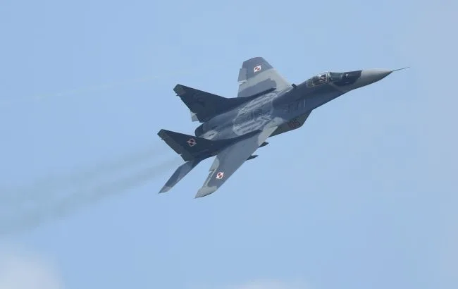 Винищувач патрулює повітряний простір біля кордону