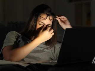 Сіпання ока як реакція нервово-м’язової системи на перевтому і кофеїн