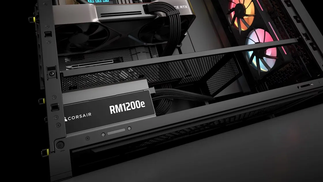Блок живлення Corsair RM1200e з чорним корпусом та логотипом