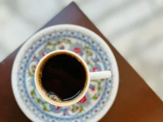 Кава у водному балансі організму — що насправді каже наука про зневоднення
