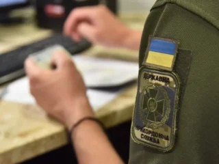 Чому українці не тікають за кордон попри посилення обстрілів Росії