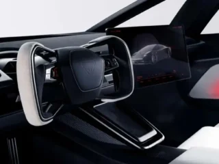 Tesla представила гоночний інтерфейс для нового Roadster з червоними елементами на чорному тлі