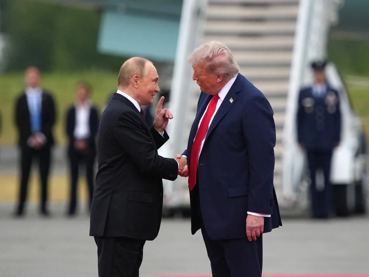 Дональд Трамп на безпеці підписує документи
