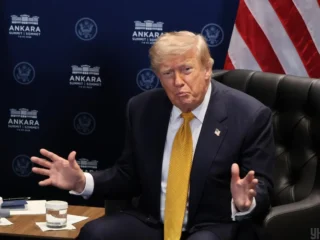 Трамп пояснив призупинення санкцій проти Росії звільненням американського громадянина