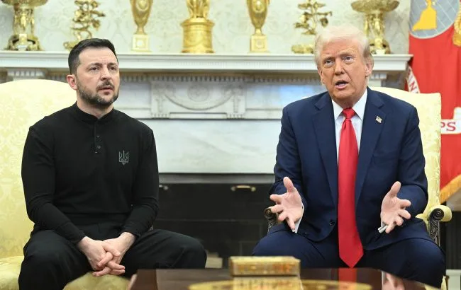 Дональд Трамп виступає під час прес-конференції