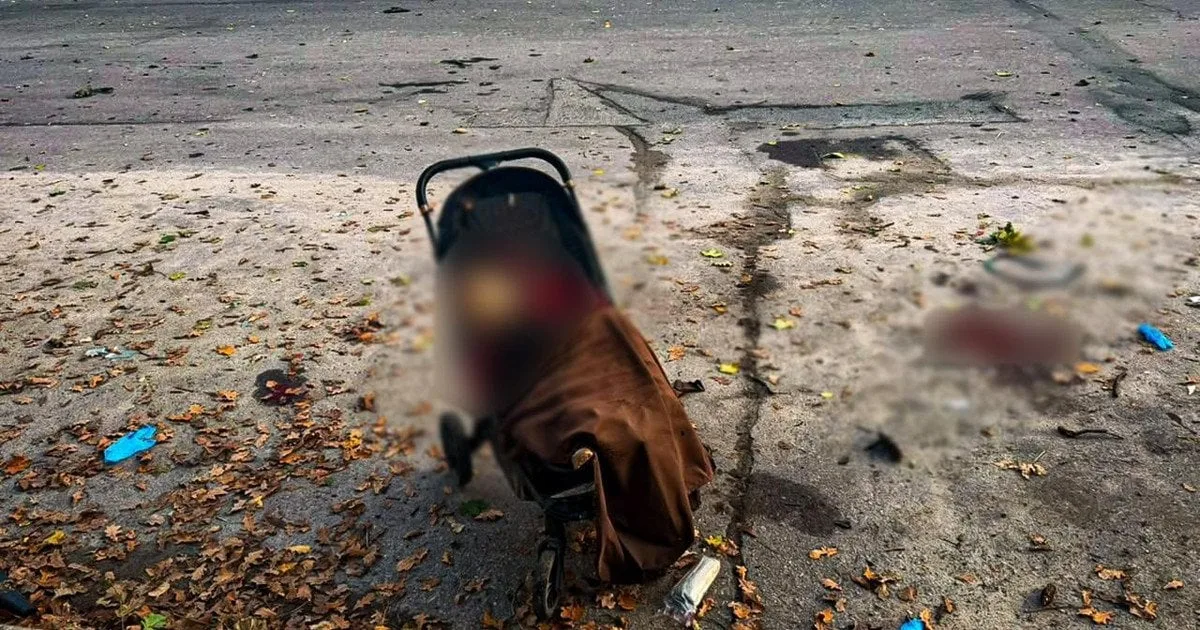 Дитячий візочок у парку після атаки