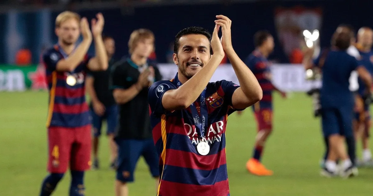 Футболіст святкує перемогу на полі стадіону