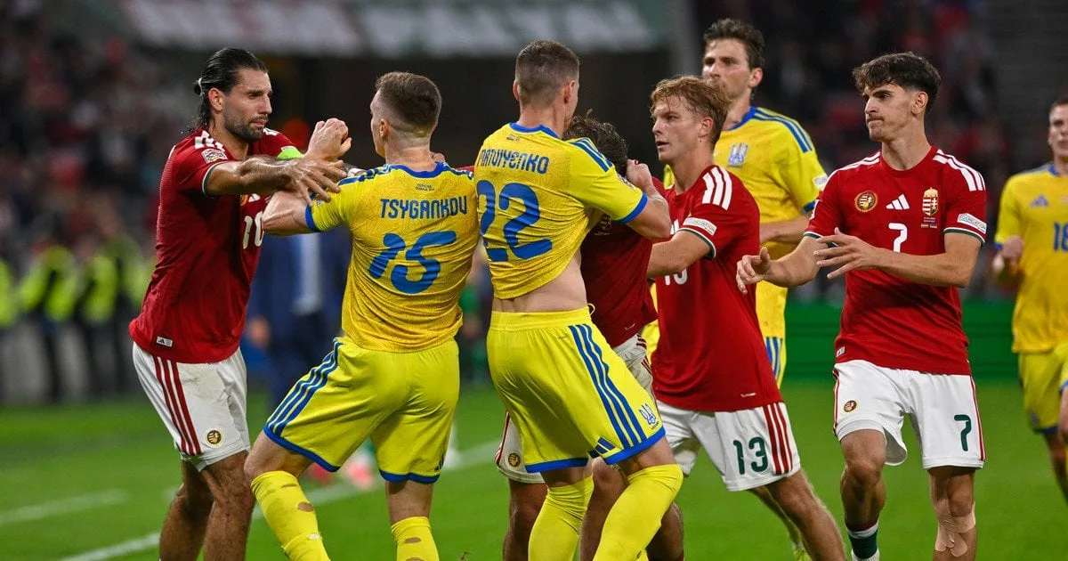 Футболісти збірної України на полі під час матчу