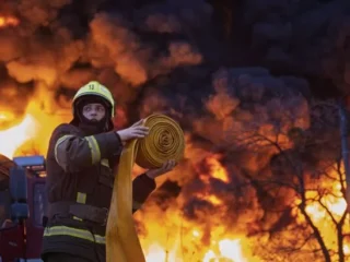 У Святошинському районі Києва два рази вдарили по складу, почалася пожежа
