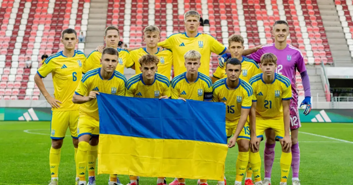 Гравці молодіжної збірної України на полі під час матчу