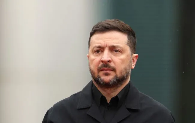 Касетна ракета розривається в повітрі над містом