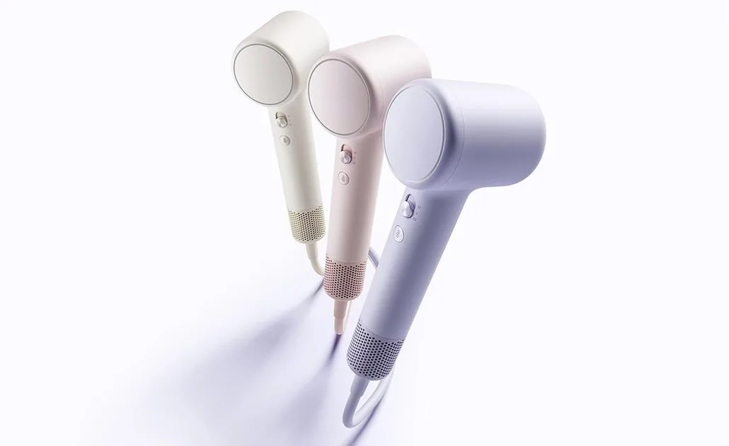 Компактний фен Xiaomi Mijia Mini поруч зі смартфоном