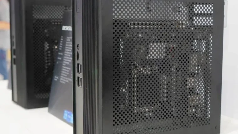 ASRock DeskSlim об’єднує десктопну платформу з професійними GPU у 5-літровому корпусі