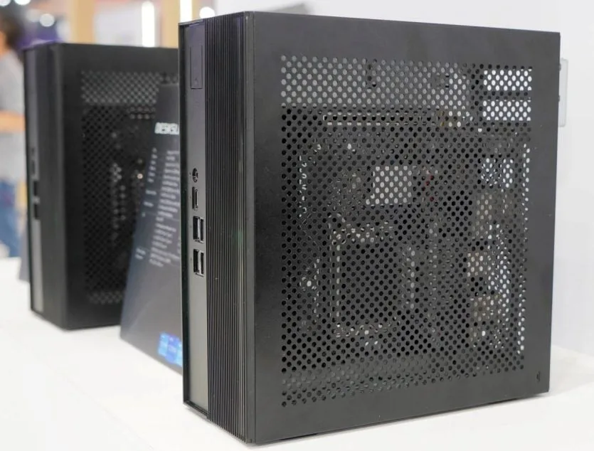 Компактний корпус міні-ПК ASRock на столі