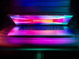 Apple готує сенсорний MacBook Pro з OLED-екраном і полегшеним корпусом